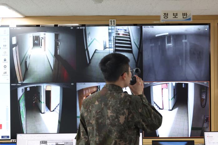 육군23경비여단 최강대대 당직근무자가 17일 부대 상황실에서 불침번 근무를 대신해 설치한 생활관 복도 폐쇄회로TV를 확인하고 있다. 김병문 기자