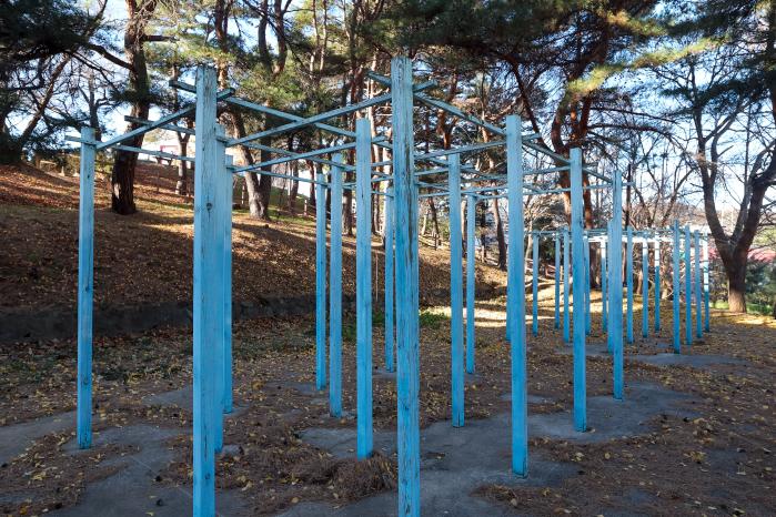 옛 일심학교 터에 남아 있는 건물의 목재 골조.