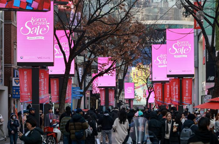2026 코리아그랜드세일이 시작된 17일 서울 중구 명동거리의 전광판에서 홍보 영상이 나오고 있다. 문화체육관광부와 한국방문의해위원회는 외국인의 방한 관광과 소비를 촉진하기 위한 쇼핑관광축제를 내년 2월 22일까지 개최한다고 밝혔다. 연합뉴스