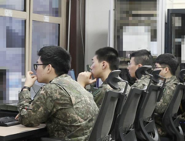 장병들이 소초 상황실에서 감시장비로 해상표적을 식별하고 있다.