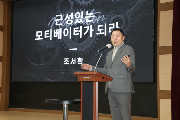 17일 육군35보병사단을 찾은 조서환마케팅그룹 조서환 대표가 강연하고 있다. 부대 제공