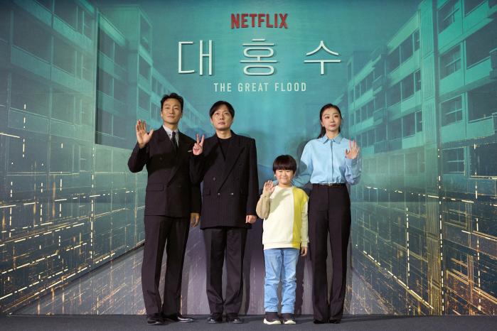 지난 16일 서울 CGV 용산아이파크몰에서 열린 넷플릭스 영화 ‘대홍수’ 제작보고회에서 감독·배우들이 포즈를 취하고 있다. 왼쪽부터 배우 박해수, 김병우 감독, 배우 권은성·김다미. 사진=넷플릭스