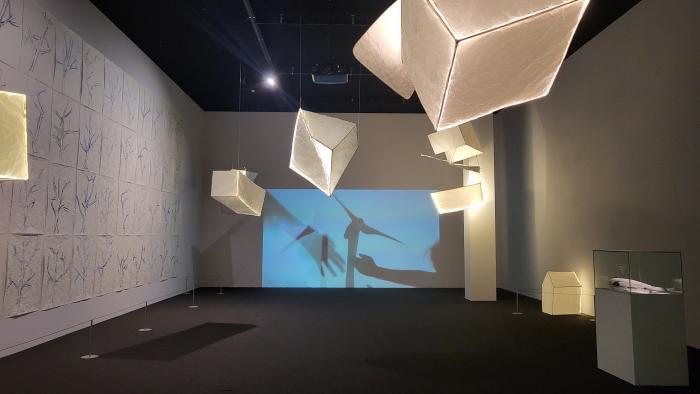 백남준아트센터에서 열리고 있는 ‘조안 조나스: 인간 너머의 세계’ 전시장 전경. 필자 제공