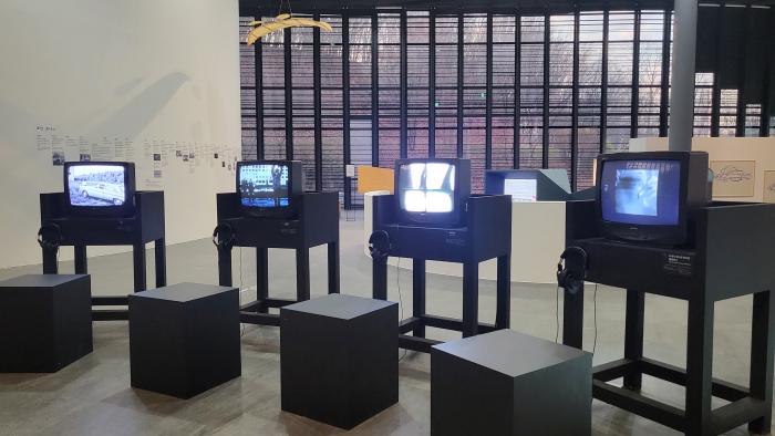 백남준아트센터에서 열리고 있는 ‘조안 조나스: 인간 너머의 세계’ 전시장 전경. 필자 제공