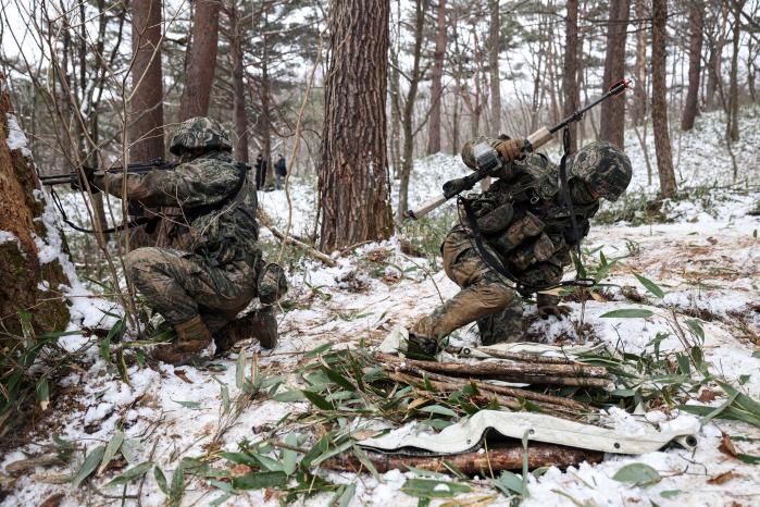 해병대1사단 2여단 22대대가 실시한 동계훈련에서 한 장병이 엄호를 받으며 은거지(비트)로 들어가고 있다. 이윤청 기자