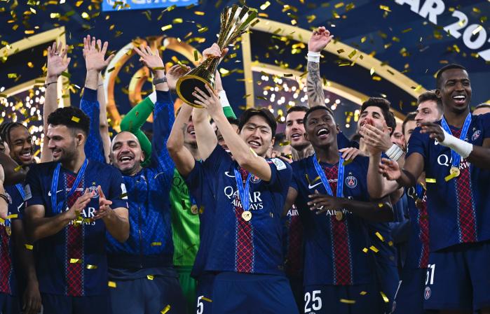 파리 생제르맹의 이강인(가운데)이 18일(한국시간) 카타르 알라이얀의 아흐메드 빈 알리 스타디움에서 2025 FIFA 인터콘티넨털컵 우승 트로피를 들고 동료들과 환호하고 있다. EPA·연합뉴스