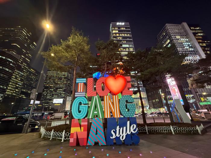 강남역 거리에 세워진 조형물. 필자 제공