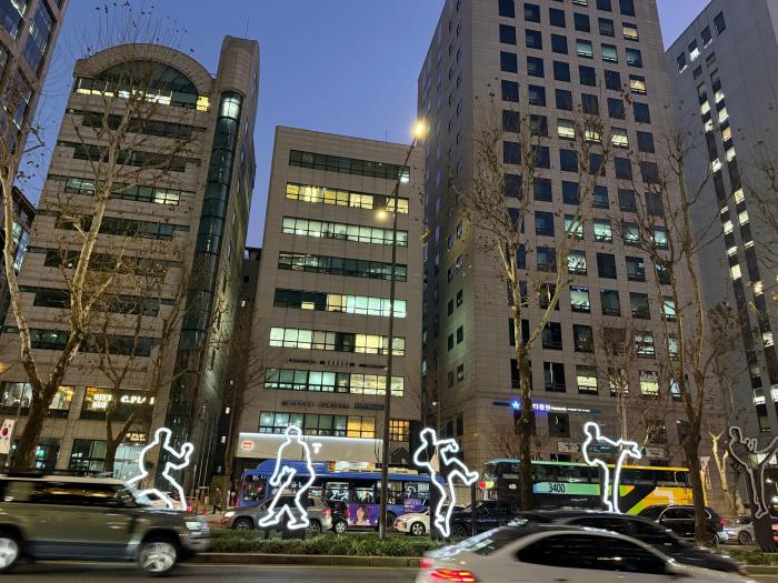 강남역 차도 가운데 세워진 조형물. 필자 제공