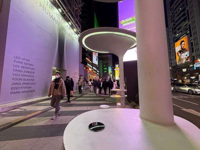 강남역 주변에 설치된 접시형 보행자 조형물. 필자 제공