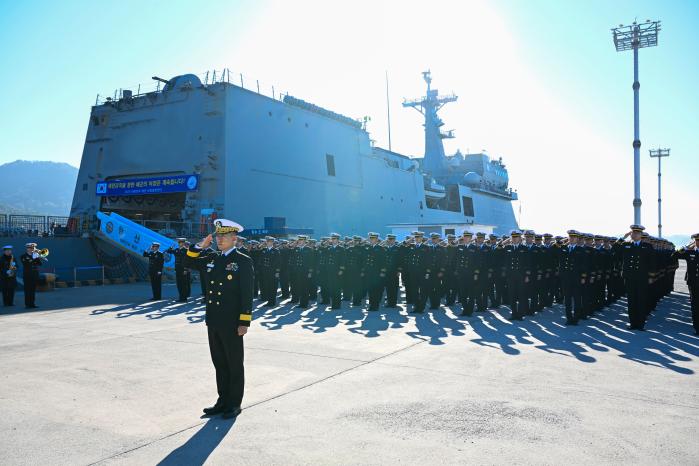 18일 진해 군항에서 열린 ‘2025 순항훈련전단 입항 환영행사’에서 순항훈련전단 및 한산도함 장병들이 임석상관인 김경률 해군작전사령관에게 경례하고 있다. 부대 제공