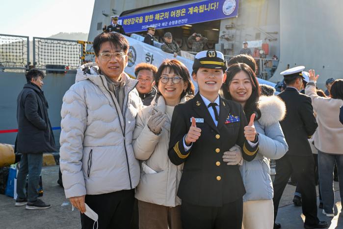 순항훈련을 무사히 마치고 돌아온 사관생도가 가족들과 재회의 기쁨을 나누고 있다. 부대 제공