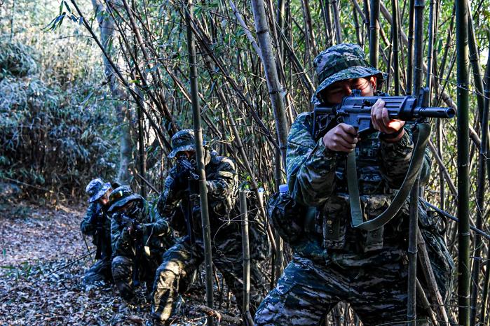 해병대1사단 71대대 장병들이 산악종합훈련 중 산악지형을 기동하며 대항군을 수색하고 있다. 부대 제공