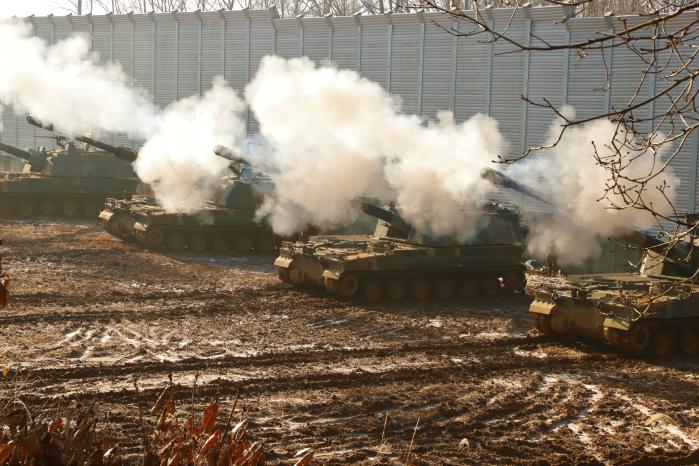 육군5보병사단 명문포병대대가 18일 전개한 포탄사격훈련에서 K9 자주포가 불을 뿜고 있다. 사진 제공=신문선 소위