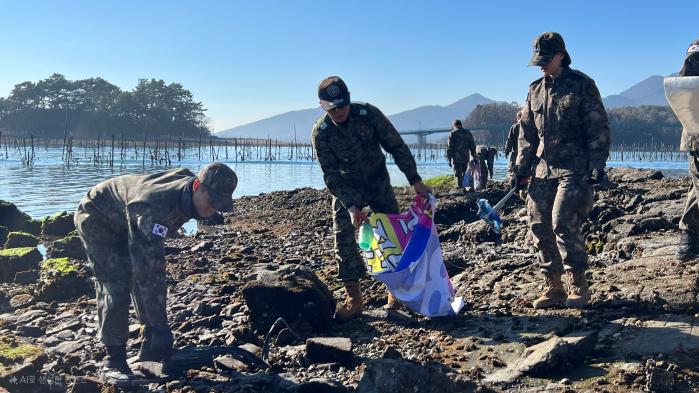 육군39보병사단 용호여단 장병들이 18일 사천시 해안가에서 환경정화활동을 전개하고 있다. 부대 제공