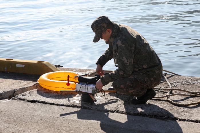 드론 모형에 자동팽창형 튜브를 장착하는 장병