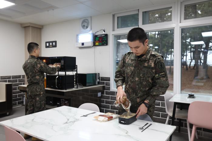 경계근무를 마친 장병들이 밀키트 존에서 식사를 준비하고 있다.