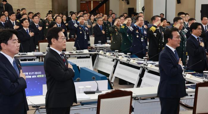 18일 서울 용산구 국방부에서 열린 국방부·국가보훈부 업무보고에서 이재명 대통령을 비롯한 참석자들이 국민의례를 하고 있다.