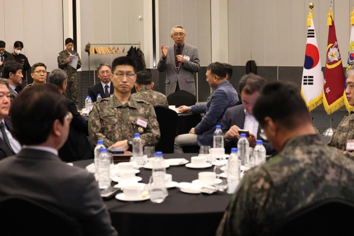 합동참모본부가 18일 개최한 2025년 후반기 정책자문위원회 전체회의에서 윤의철 한국국방연구원(KIDA) 객원연구원이 발표하고 있다. 조종원 기자