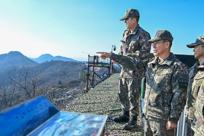 18일 손석락(맨 앞) 공군참모총장이 3미사일방어여단 예하 수도권 미사일방어부대를 찾아 작전현황을 보고 받은 뒤 대비태세를 점검하고 있다. 공군 제공