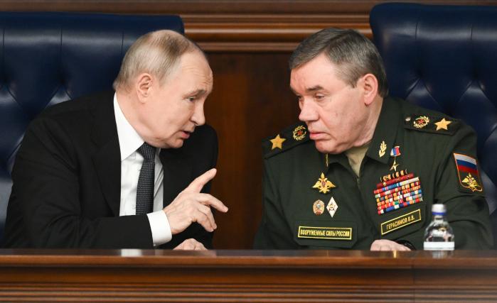 블라디미르 푸틴(왼쪽) 러시아 대통령이 17일(현지시간) 러시아 모스크바에서 열린 국방부 연례 이사회에 참석해 발레리 게라시모프 총참모장과 얘기를 나누고 있다. 푸틴 대통령은 이 자리에서 러시아가 우크라이나 특별군사작전의 목표를 반드시 달성할 것이며 외교적 해법이 좌절될 경우 군사적 수단으로라도 영토를 확보할 것이라고 밝혔다. 타스·연합뉴스