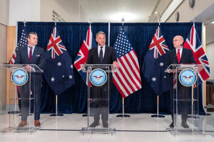 리처드 말스(가운데) 호주 부총리 겸 국방장관과 피트 헤그세스(왼쪽) 미국 국방장관, 존 힐리 영국 국방장관이 미 워싱턴DC에서 열린 오커스(AUKUS) 국방장관회담에서 발언하고 있다. AP·연합뉴스