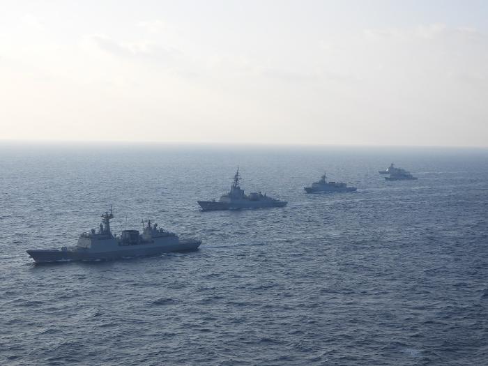 ‘한국·호주 연합훈련(해돌이·왈라비)’에 참가한 양국 해군 함정들이 지난달 7일 남해상에서 연합 해상기동훈련을 하고 있다. 해군 제공