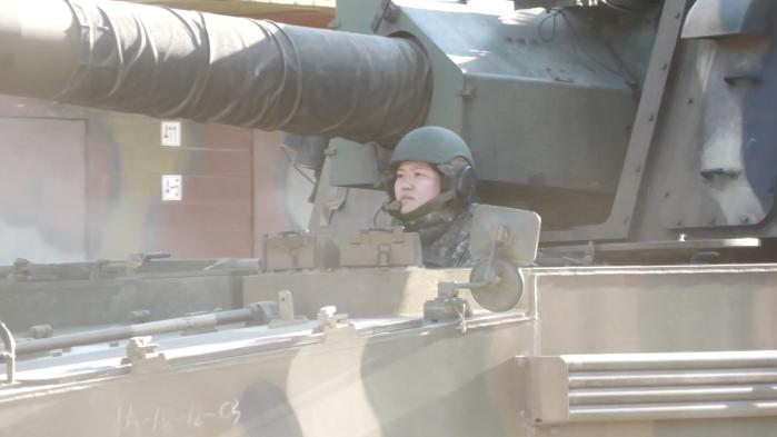 자주포를 조종하고 있는 김미애 중사.