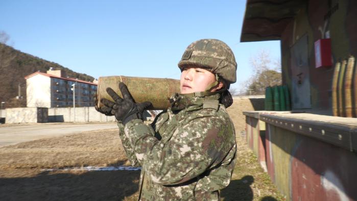 김미애 중사가 모의탄 적재훈련 중 탄을 옮기고 있다.