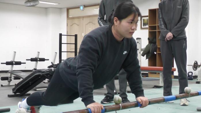 김미애 중사가 팔굽혀펴기를 하고 있다.