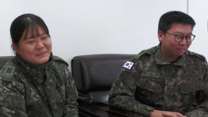 김미애 중사가 남편 김지훈 상사와 인터뷰하고 있다.