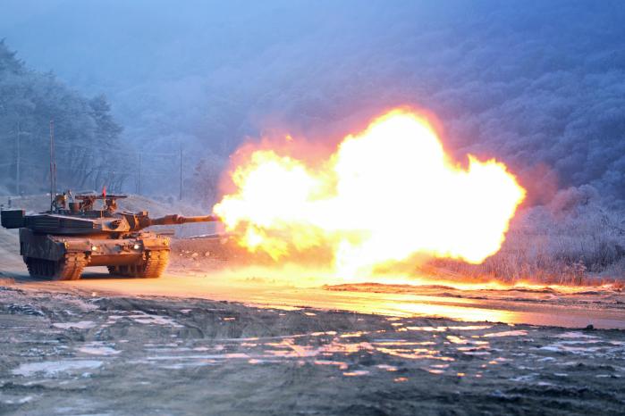 육군수도기계화보병사단 승호대대 K1A2 전차가 강원 철원군 지포리 사격장에서 표적을 향해 사격하고 있다. 부대 제공