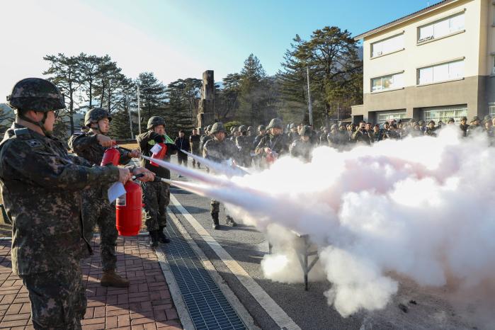 육군5군단이 지난 18일 전개한 합동 소방훈련에서 장병들이 화재를 진압하고 있다. 부대 제공