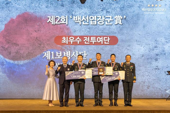육군과 백선엽장군기념재단이 지난 18일 서울 용산구 전쟁기념관에서 개최한 제2회 백선엽 장군상 시상식에서 수상자들이 기념사진을 찍고 있다. 육군 제공