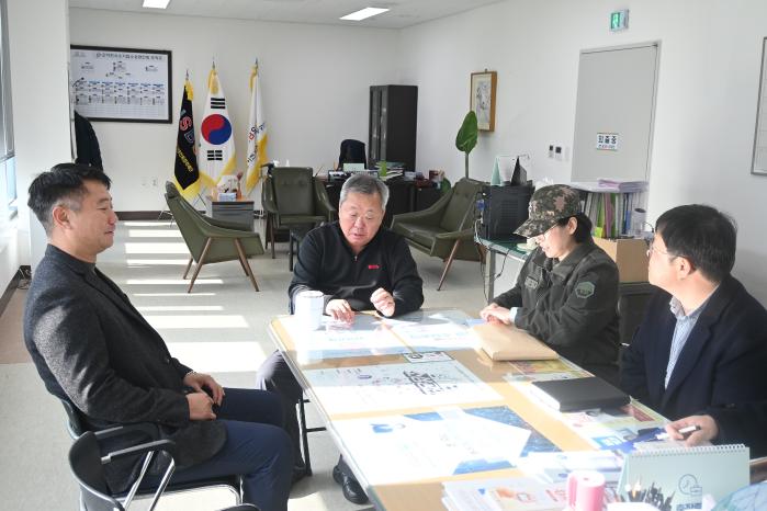 육군7기동군단 군사경찰대대 관계자들이 이천시청을 방문해 군인 사칭 노쇼 사기 피해 예방을 위한 회의를 하고 있다. 부대 제공