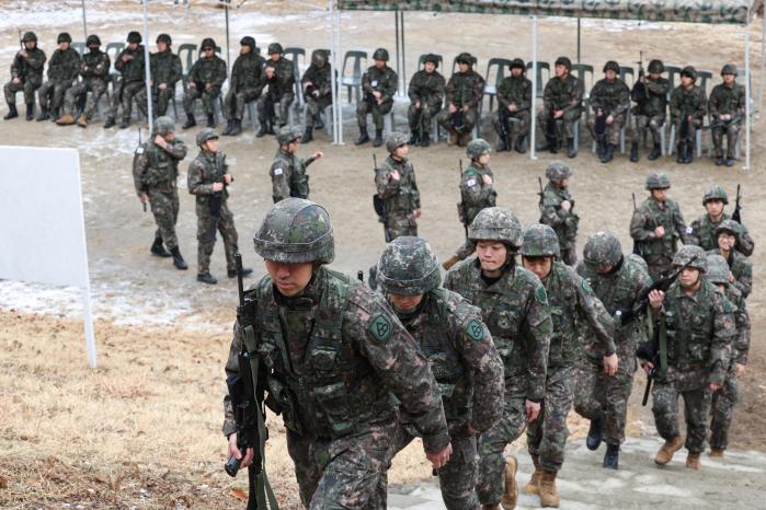국방부는 미래 국방환경을 반영해 예비전력 종합 발전계획을 담은 『예비전력정책서(2026년~2040년)』를 발간했다. 사진은 육군60보병사단 상비예비군 및 예비군들이 동원훈련을 하는 모습. 김병문 기자