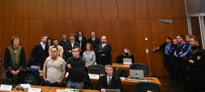 독일 프랑크푸르트에서 러시아 정보기관을 대신해 전직 우크라이나 군인을 독일에서 살해한 용의자들이 재판을 받고 있다. AFP·연합뉴스