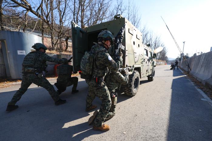 다음 달부터 유엔평화유지 임무를 수행할 레바논평화유지단(동명부대) 32진 장병들이 지난 18일 유엔 표준절차인 STIR 훈련을 하고 있다. 사진은 적 세력이 위병소에 접근한 상황이 부여된 모습.