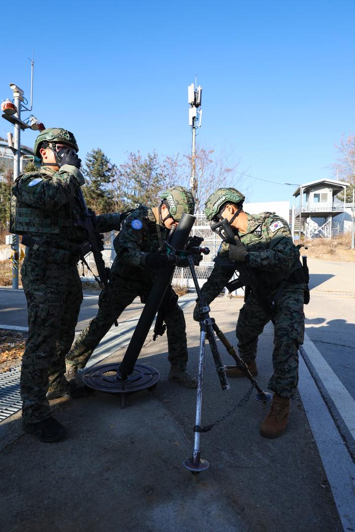 장병들이 박격포 조포 훈련을 하고 있다.