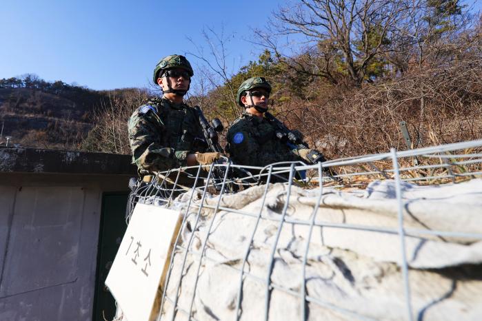 주둔지 외곽 초소에서 경계근무를 하는 장병들.