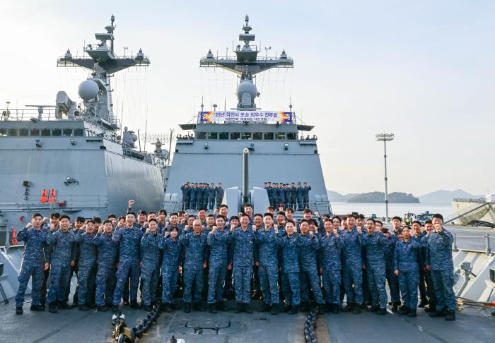 2025년 ‘해군 포술 최우수 전투함’으로 선발된 대조영함(DDH-Ⅱ·4400톤급) 장병들이 선발을 자축하며 파이팅을 외치고 있다. 해군 제공