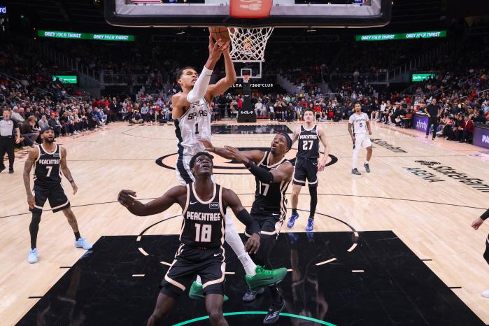 미국프로농구(NBA) 샌안토니오 스퍼스가 20일(한국시간) 미국 조지아주 애틀랜타의 스테이트 팜 아레나에서 열린 2025-2026시즌 NBA 정규리그 경기에서 애틀랜타를 126-98로 완파하고 파죽의 5연승을 내달렸다. 더블더블(26점 12리바운드)로 이날 승리에 앞장선 빅토르 웸반야마는 블록슛 2개를 기록, 100경기 연속 행진을 이어갔다. NBA에서 100경기 이상 연속 블록슛을 기록한 선수는 은퇴한 패트릭 유잉(145경기)과 디켐베 무톰보(116경기)에 이어 역대 3번째다. 로이터·연합뉴스