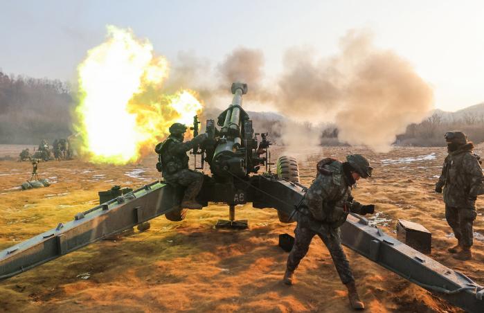 육군73보병사단 155㎜ 견인곡사포가 포탄사격훈련에서 표적을 향해 불을 뿜고 있다. 훈련에 참여한 상비예비군들은 현역 장병과 사격 절차를 빠르고 정확하게 수행하며 전투 전문가로서 기량을 뽐냈다. 양동욱 기자