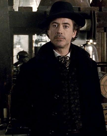 1880년대를 배경으로 한 영화 ‘셜록 홈즈’에서 셜록 홈즈가 애스콧을 목에 두르고 있다.