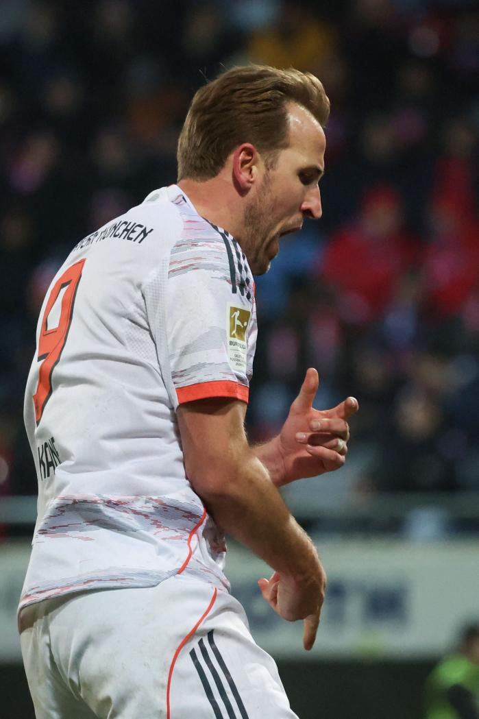 바이에른 뮌헨의 해리 케인이 22일(한국시간) 독일 하이덴하임의 보이트 아레나에서 열린 하이덴하임과의 2025-2026 분데스리가 15라운드 원정에서 후반 추가시간 골을 성공시킨 후 환호하고 있다. AFP·연합뉴스