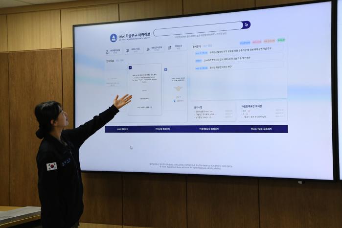 공군지능정보체계관리단 관계자가 22일 AI 기반의 학술연구 아카이브 기능을 설명하고 있다. 공군 제공