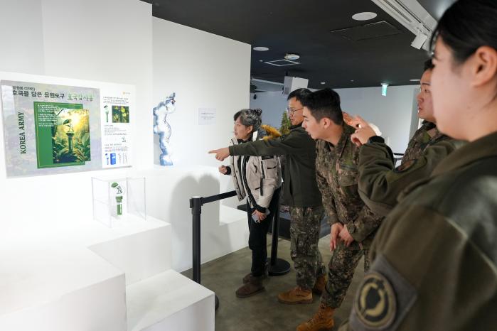 육군이 22일 개최한 ‘2025년 문화업무 성과 분석 및 2026년도 사업 추진방향 세미나’ 참석자들이 경기 김포시 애기봉평화생태공원에서 전시 중인 호국미술대전 수상작을 관람하고 있다. 육군 제공