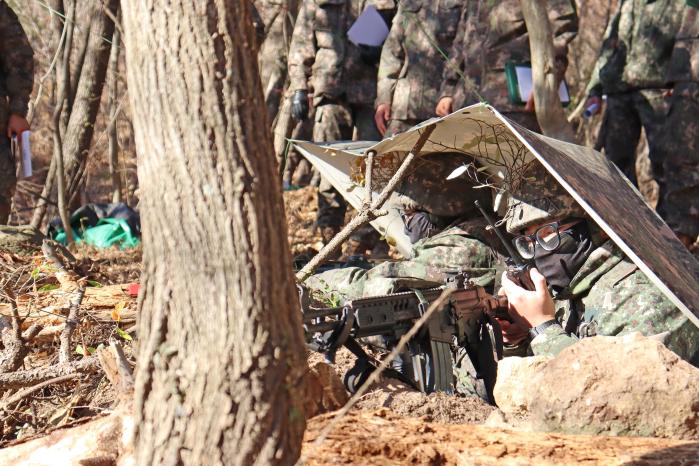 육군39보병사단 독수리여단이 개최한 전투력 극대화 행동요령 교육에서 장병들이 진지 구축 행동화 시범을 보이고 있다. 부대 제공