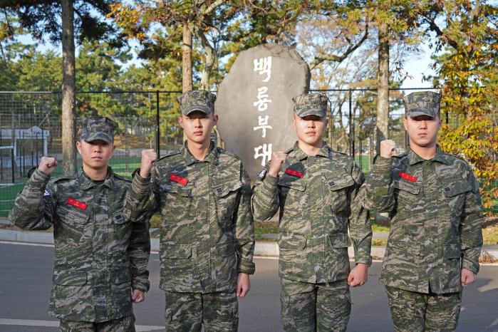 마라톤 도중 탈진한 시민을 도운 해병대9여단 91대대 남현우 상병, 민선우·김세준·지승우 병장(왼쪽부터). 부대 제공