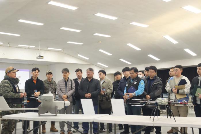 육군53보병사단 부산여단이 지난 19일 개최한 ‘2025년 국가중요시설 방호위원회’ 참석자들이 우리 군 드론에 대한 설명을 듣고 있다. 사진 제공=이태병 대위