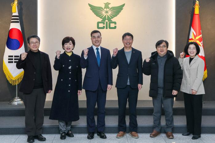 국방부 조사본부가 22일 개최한 민·관·군 합동 특별자문위원회 자문회의에서 박정훈(왼쪽 셋째) 조사본부 차장 직무대리를 비롯한 참석자들이 기념사진을 찍고 있다. 한재호 기자